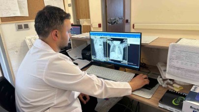 Çekirdek kabukları yutması sonucu nefessiz kalan bebek yapılan ameliyatla kurtarıldı