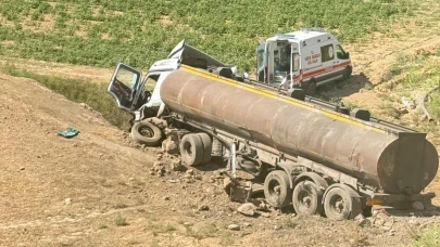 Tır ile hafif ticari araç çarpıştı: 2 yaralı