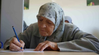 Torun sahibi ninelerin okumayı öğrenme azimleri imrendiriyor