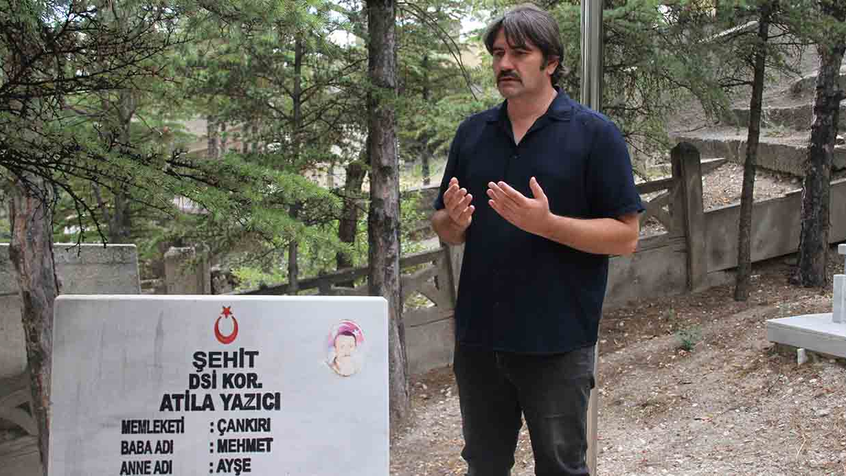Haberlerden etkilendi 8 yılda 8 bin şehidin kabrini ziyaret etti