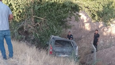 Hafif ticari araç şarampole yuvarlandı: 1 yaralı