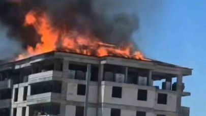 5 katlı bina inşaatının çatısında yangın çıktı