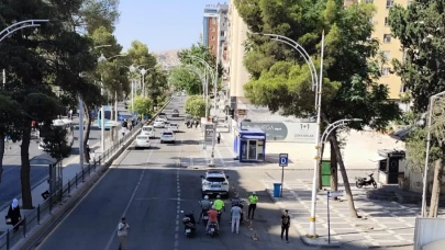 Şanlıurfa'da kontroller sıklaştı, Polisi gören kask taktı