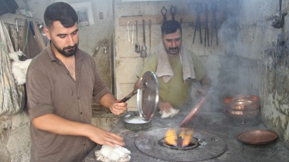 Kalay ustalarının 200 dereceyi bulan sıcaklıkta zorlu mesaisi