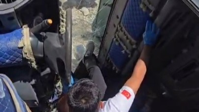 Sağlık görevlileri kamyonun camını kırarak yaralıya müdahale etti
