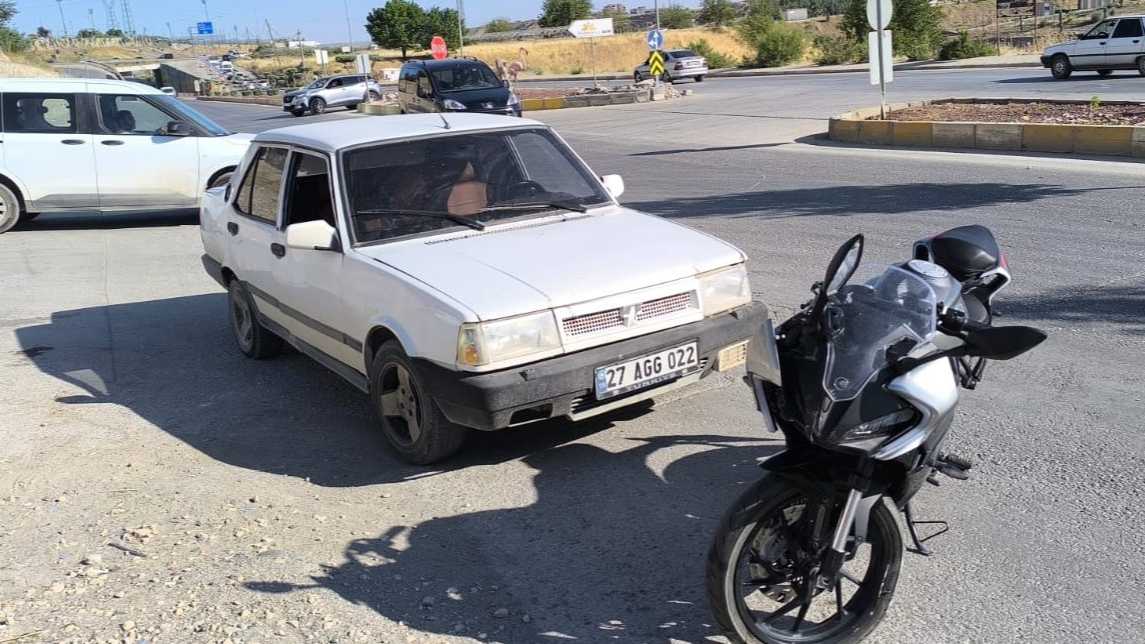 Motosikletle otomobil çarpıştı: 2 yaralı