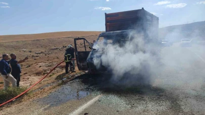 Üzerinde traktör römorku bulunan kurtarıcı kamyonet yandı