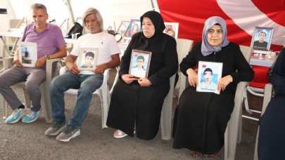 Diyarbakır anneleri terör örgütü PKK’nın silahları bırakmasını olumlu karşıladı