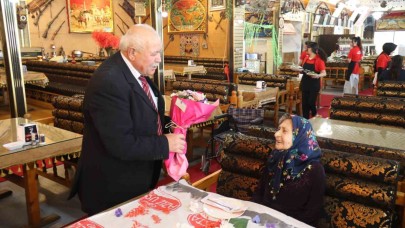 54 yıldır bütün zorlukları el ele atlatıp aşklarını ilk günkü gibi yaşıyor