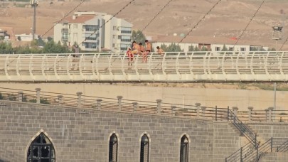 Çocuklar tehlikeye aldırış etmedi metrelerce yükseklikten suya atladı