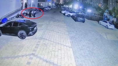 Çocuklar arasındaki kavgaya silahla müdahale eden şahıs güvenlik kamerasına yansıdı