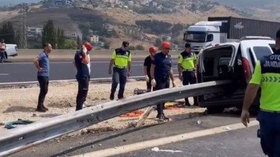Hafif ticari araç bariyerlere ok gibi saplandı 2 kişi hayatını kaybetti
