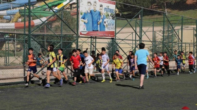 KARAKÖPRÜ’DE ÇOCUKLAR YAZ TATİLİNİ FUTBOL KURSUNDA DEĞERLENDİRİYOR