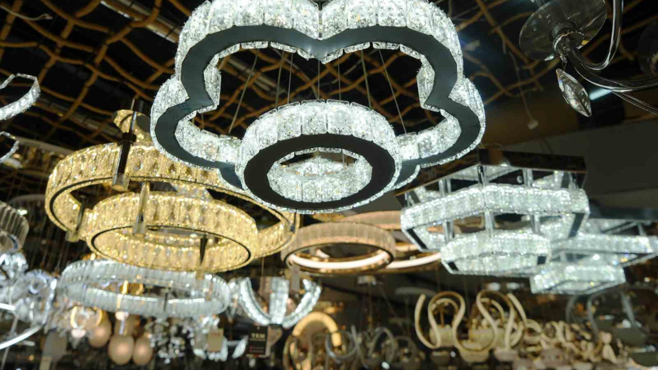 Eski avizeler teknolojiye yenildi: Yeni evlenen çiftler LED avizeleri tercih ediyor