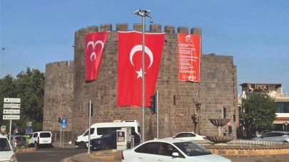 Diyarbakır surlarına MHP bayrağı asıldı