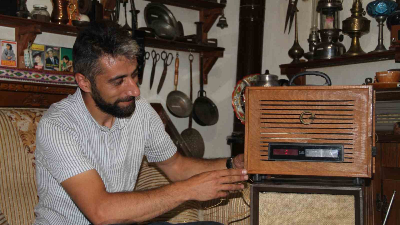 Atık malzemeler nostaljik radyolara dönüşüyor