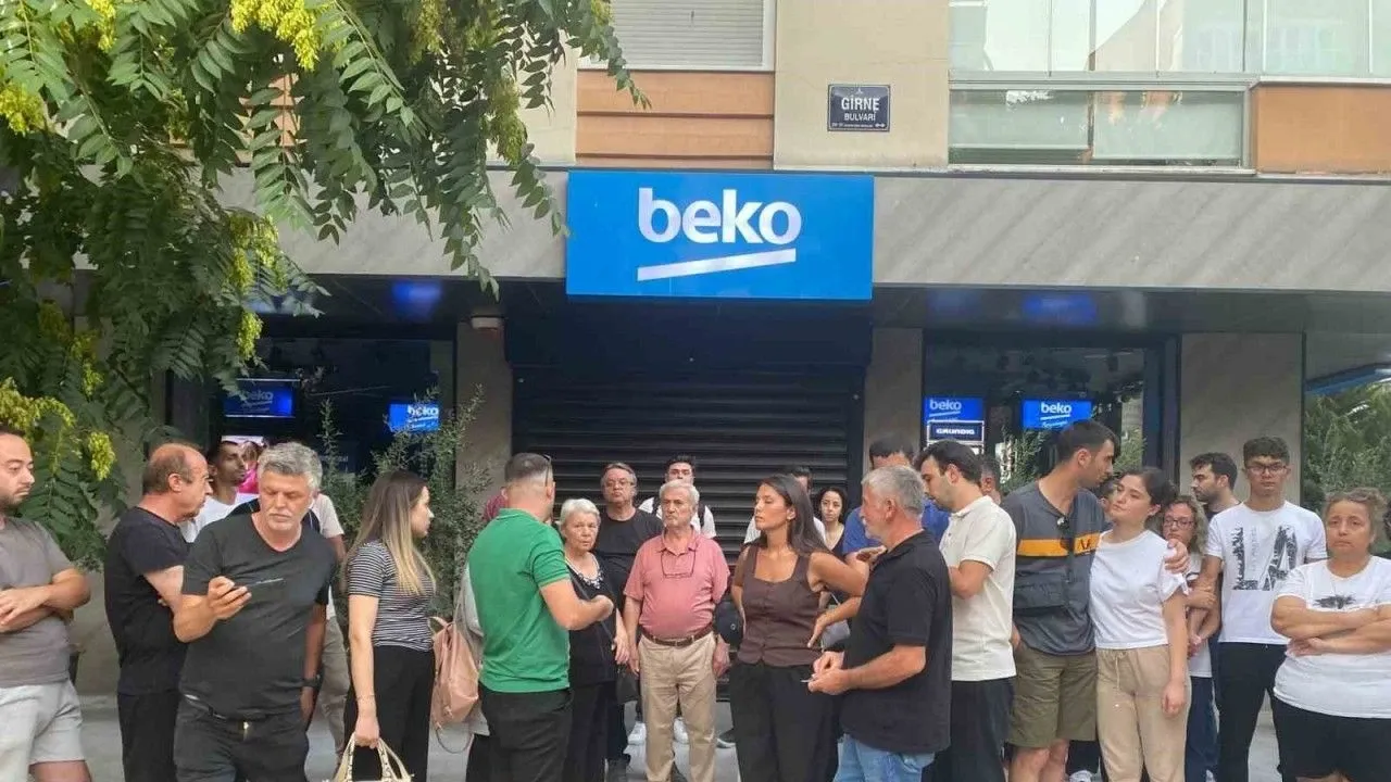 İzmir’de Beko Mağazası Mağdurları Ayakta