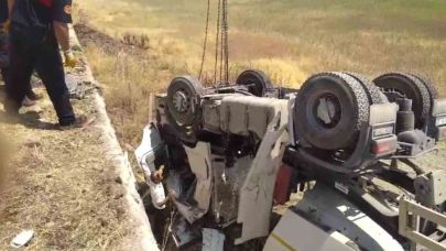 Bozova’da Kum Kamyonu Devrildi