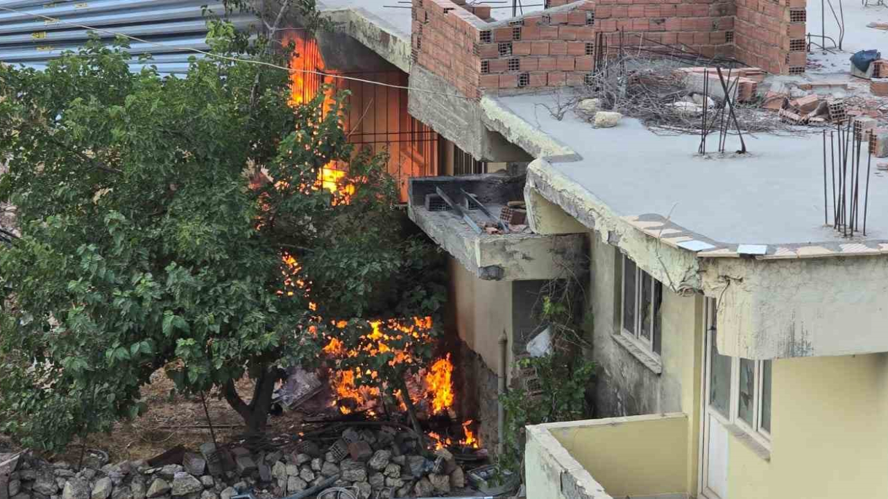 Ev yangını paniğe neden oldu