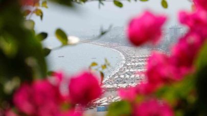 Sıcaktan bunalanlar sahile akın etti