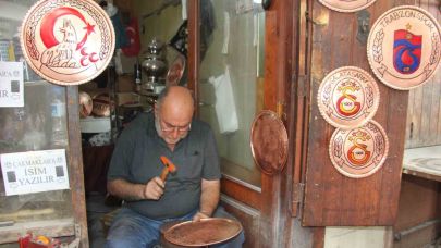 Türkü söyleyerek bakıra şekil veriyor