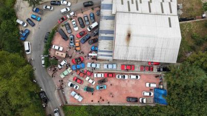 Klasik otomobillerle nostaljik düğün konvoyu