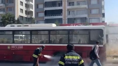 Durakta yolcu bekleyen halk otobüsünde yangın