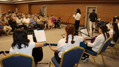 ÖĞRENCİLERİN DÜZENLEDİĞİ GİTAR KONSERİ BÜYÜK BEĞENİ TOPLADI