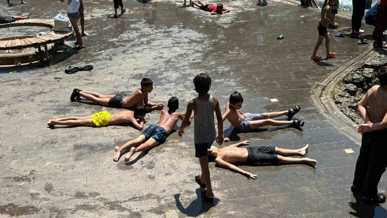 Çocuklar Soluğu Süs Havuzunda Aldı