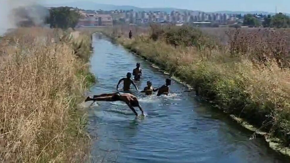 Çocuklardan Yangın Ortasında Şoke Eden Serinlik!