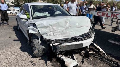 Siverek’te iki otomobil kafa kafaya çarpıştı: 1 ölü, 4 yaralı