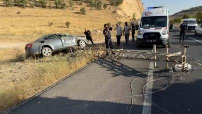 Otomobil elektrik direğine çarptı: 3 yaralı