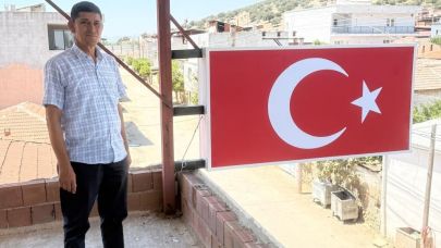 Seçimi kazanan muhtar ilk maaşıyla Türk Bayrağı yaptırdı