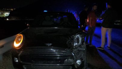 İki araç kafa kafaya çarpıştı