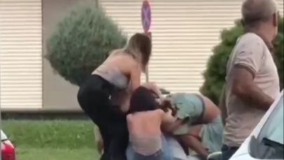 4 kadın kentin göbeğinde birbirine girdi