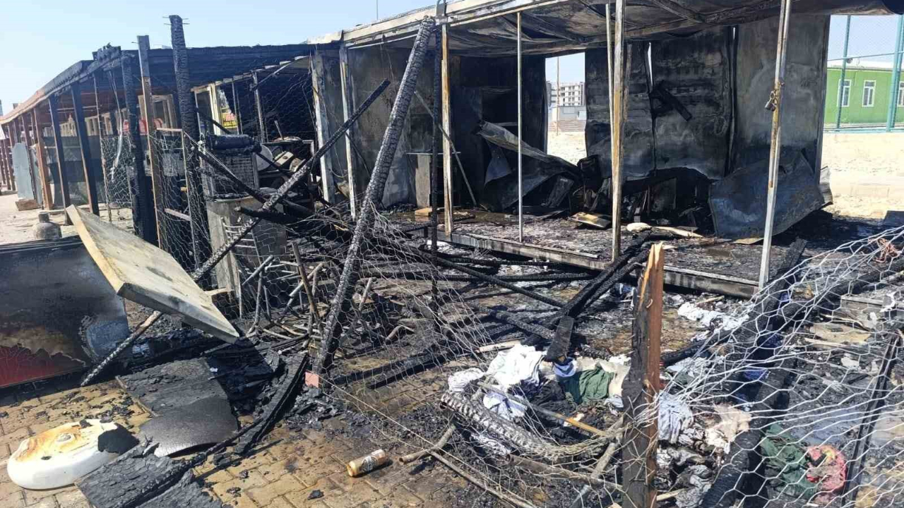 İki iş yeri yanarak kullanılamaz hale geldi