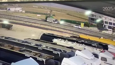 Kamyonet ile traktörün çarpıştığı kaza kamerada