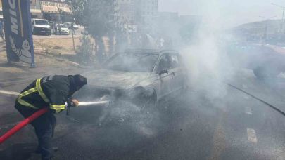 Seyir halindeki otomobil yandı