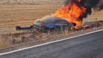 Şanlıurfa’da devrilen araç alev alev yandı