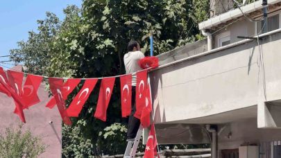 Hatay Şehidi’nin İstanbul’daki baba ocağı bayraklarla donatıldı