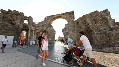 Antalya tüm zamanların günlük turist rekorunu kırdı
