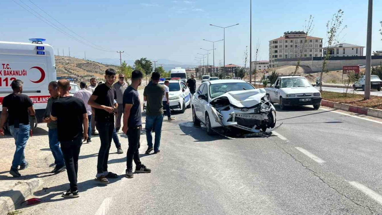 İki otomobil çarpıştı: 2 yaralı