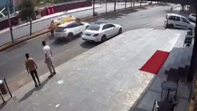 Dikkatsiz sürücü, taksinin yan yatmasın atmasına neden oldu