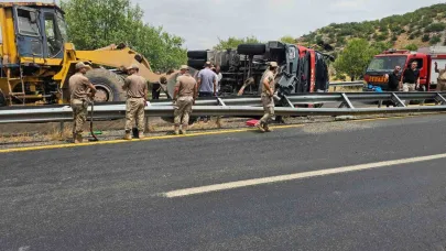 Yangına giden itfaiye aracı devrildi: 1’i ağır 3 yaralı