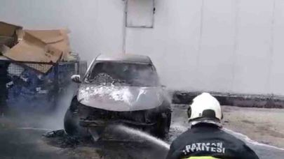 Park halindeki otomobil yandı