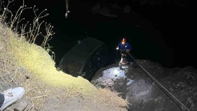 Hafif ticari araç dereye uçtu: 1 yaralı