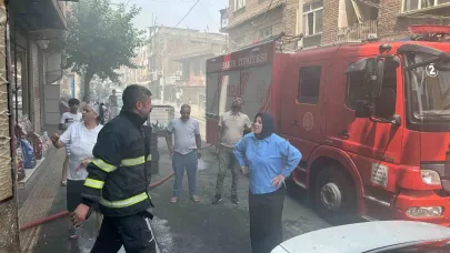 Ev yangını: Cadde dumanla kaplandı