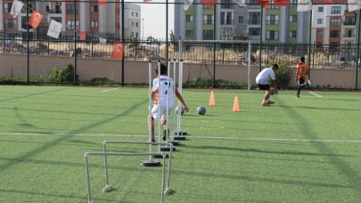 KARAKÖPRÜ’DE GELECEĞİN FUTBOLCULARI YETİŞİYOR