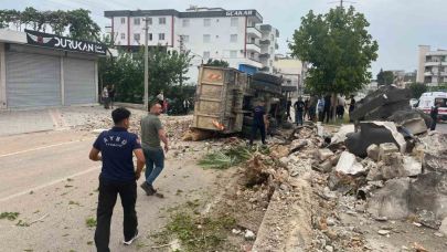 Bulvarda refüje çarpan kamyon devrildi, sürücü yaralandı