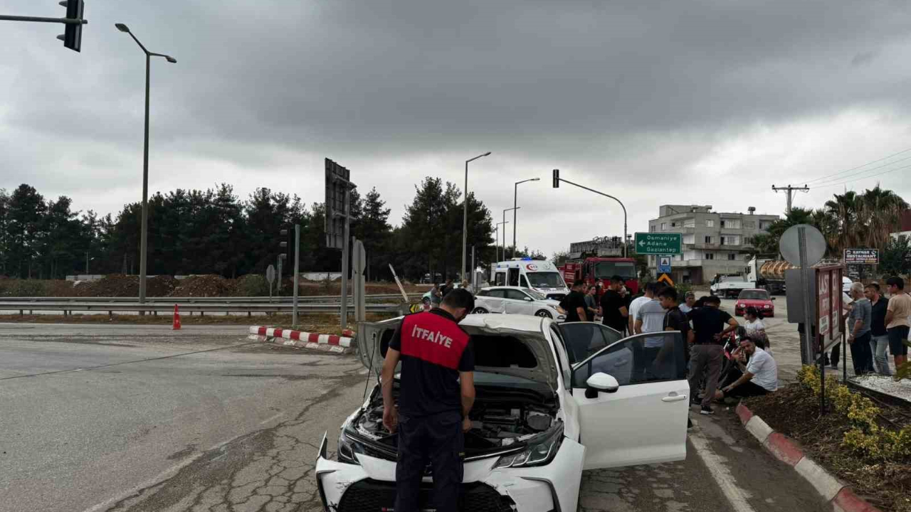 İki otomobil çarpıştı: 2 yaralı